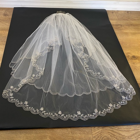 Davids Bridal fine netting veil w/ delicate beading flower details scalloped hem - Picture 4 of 6